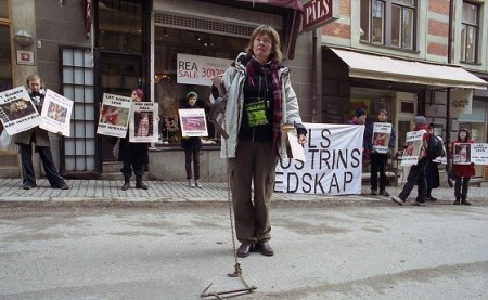 Protester utanför pälsaffärer i city