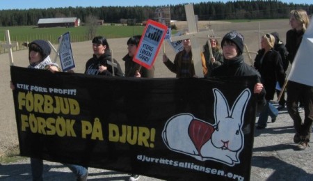Stor demonstration utanför norsk försöksdjursuppfödning