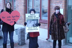 Bara hjärtlösa bär päls - protest vid Stockholms modevecka