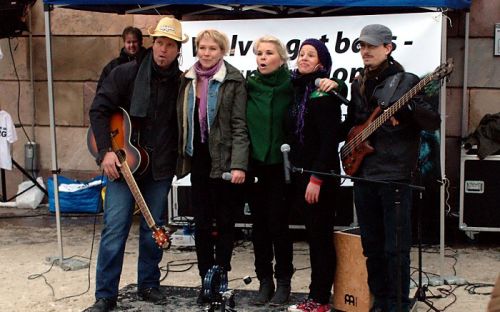 Hundratals i protest mot vargjakten