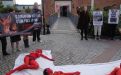 Flådda djurvänner i protest utanför Stockholms modevecka