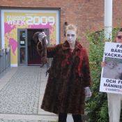 Protest mot utbudet av päls på Stockholm Fashion Week.